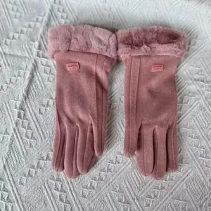 Guantes de invierno cálidos para mujer con puño de felpa rosa antivento vista de detalle