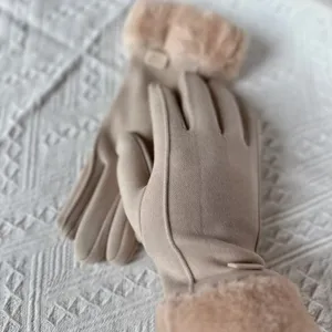 Primer plano de guantes térmicos con puño de felpa, suaves de invierno cálidos a prueba de viento