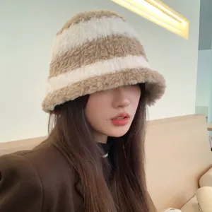 Chapeau bob rayé en peluche style coréen, accessoire chaud automne hiver confortable.