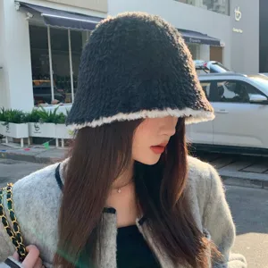 Chapeau bob en peluche duveteuse noir et blanc femme hiver chaud bonnet pecheur chic