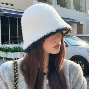 Chapeau seau en peluche confortable pour femmes avec design élégant de blocs de couleur.
