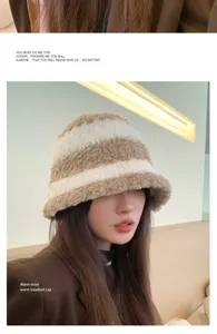 Détail de chapeau bob rayé en peluche confortable, vêtement chaud automne hiver, doux.