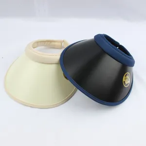 Vue détaillée des visières de protection anti-UV en beige et noir avec un large bord.