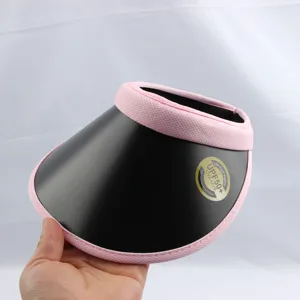Détail de visière de soleil haut vide noir et rose, bord en maille respirant, protection UPF50+.