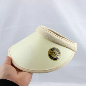 Gros plan sur la visière de soleil beige montrant le bord large et l'étiquette UPF50+.