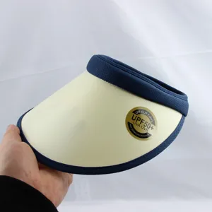 Vue détaillée de la visière de soleil d'été à large bord pour une bonne protection UV en plein air.