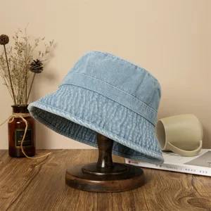 Aνοιχτό μπλε τζιν bucket hat λεπτομέρεια, κλασικό casual καπέλο για γυναίκες streetwear.