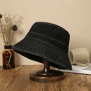 Λεπτομερής όψη μαύρου καπέλου denim bucket με λεπτές ραφές και casual ρετρό σχεδιασμό.