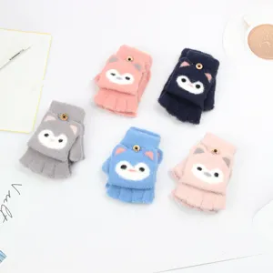 Dettagli in primo piano di guanti invernali in peluche per bambini in colori vivaci.