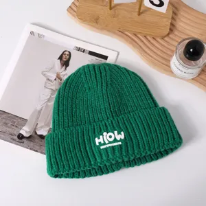 Groene gebreide muts wintermuts met stijlvolle letter borduursel, warme en gezellige muts.