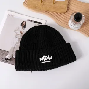 Zwarte gebreide muts voor herfst winter, warme casual pull-on muts met letterborduurwerk.