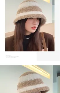 Vue detaillee chapeau cloche raye peluche, design hivernal confortable, tissu doux et chaud.