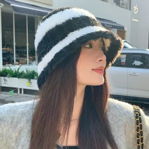 Chapeau bob en fausse fourrure rayé noir et blanc, accessoire élégant automne et hiver.