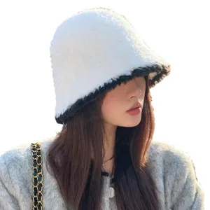 Chapeau bob en peluche douce blanche avec bord noir pour un style chaud et élégant.