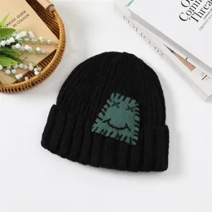 Schwarze Strickmütze mit grünem Smiley-Aufnäher, warme Winter Slouchy Mütze für Damen und Mädchen.