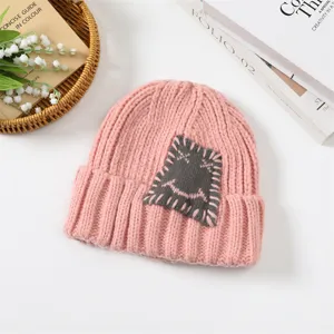 Niedliche rosa Strickmütze für Damen, dicke warme Wintermütze mit besticktem Patch.