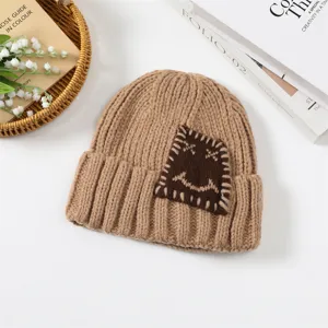 Gemütliche braune Strickmütze mit niedlichem Patch, warme Wintermütze für Damen und Mädchen.