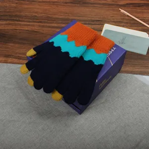 Damen Winter warme Strick Touchscreen Handschuhe mit bunten Wellenmuster und Fingerkuppen.