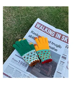 Gants tactiles en tricot douillets pour femmes, gants chauds rétro d'automne et d'hiver.