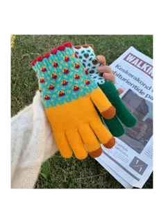 Vue détaillée de gants en tricot coloré pour femmes, style chaud à cinq doigts pour l'hiver.