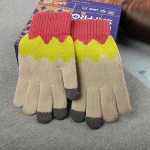 Nahaufnahme von bunten Winterstrickhandschuhen mit grauen Touchscreen-Fingerspitzen, warm.