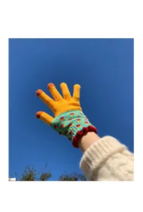 Gants en tricot à écran tactile pour femmes, jolis motifs colorés, vue de détail hivernale.