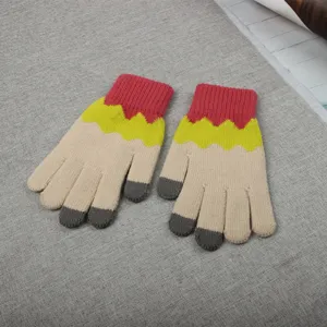 Nahaufnahme von Damen Winter Strickhandschuhen, Touchscreen Design, warm und kuschelig.