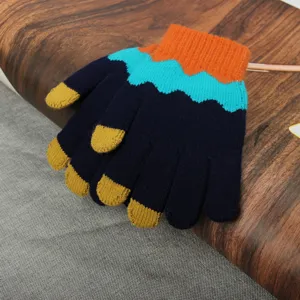 Nahaufnahme von bunten Strick-Touchscreen-Handschuhen mit warmem Bündchen und weicher Textur.