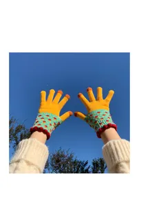 Gros plan de gants en tricot, joli poignet à motif floral, design chaud d'hiver.