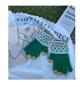 Gants tactiles en tricot pour femmes joli imprimé fraise hiver chaud rétro mitaines à cinq doigts