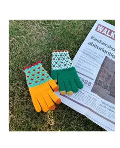 Gros plan détaillé sur les gants d'hiver tricotés colorés avec une texture en laine douce.