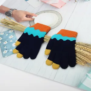 Detailansicht der Damen Winter Strick Touchscreen Handschuhe mit bunten wellenförmigen Bündchen.