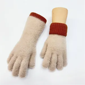 Guanti invernali caldi in maglia peluche da donna polsini allungati beige morbido termico