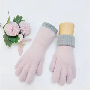 Dettagli dei guanti in maglia felpata calda da donna con lunghi polsini rosa in stile dolce.