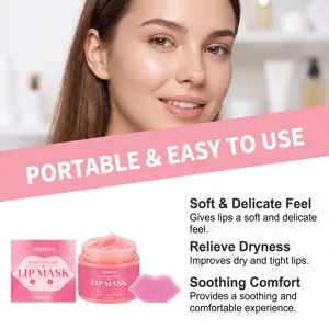 Detalle de mascarilla labial textura rosa lisa, fórmula vitamina C y pincel aplicador.