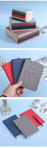 Detailansicht bunter Softcover-Notizbücher mit geprägtem Hirschlogo und Lesezeichen.