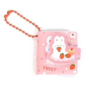 Mini carnet en cuir rose detail avec graphiques de lapin fraise mignons et chaine.