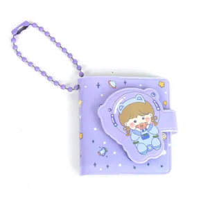 Mini carnet de poche avec couverture en cuir violet, chaîne à billes et fermoir astronaute mignon.