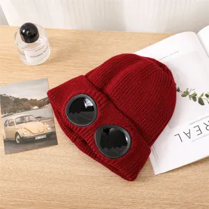 Berretto invernale in maglia rossa con design a occhiali, cappellino termico felpato caldo unisex