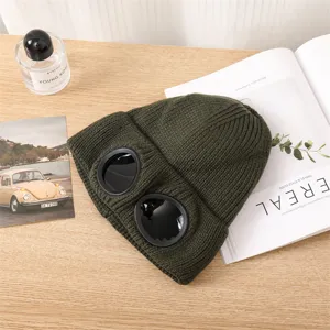 Berretto in maglia verde scuro con occhiali da aviatore, caldo cappello invernale casual