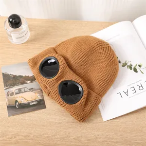 Berretto in maglia foderato marrone con eleganti lenti per occhiali, caldo cappello invernale.