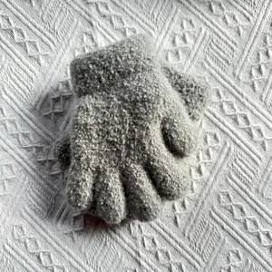 Cozy winter thick knit gloves for kids, solid color warm thermal gloves for cold weather.