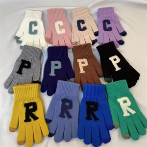 Gants à cinq doigts tactiles en tricot chaud d'hiver avec des motifs de lettres pour femmes.