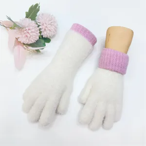 Guanti lunghi in maglia soffice calda invernale da donna, design rosa e bianco, vista dettaglio.