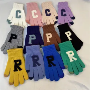Gants d'hiver tricotés tactiles chauds avec motif de lettres vue détaillée en couleur.