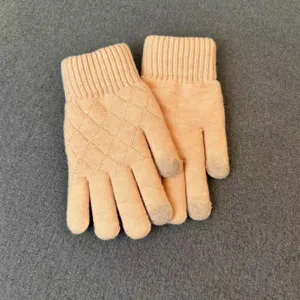 Knitted winter gloves detailed view, showing the warm fleece lining and elegant diamond pattern.