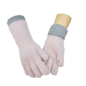Guanti lunghi invernali caldi in peluche da donna lavorati a maglia con polsini grigi.
