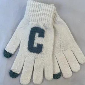 Vue de detail de gants tricotes d'hiver chauds avec la lettre C et fonction tactile.