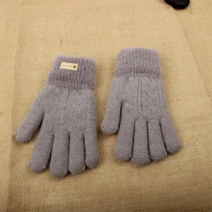 Vista dettagliata dei guanti invernali in maglia grigia con polsino in peluche caldo.