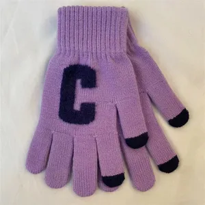 Gants tactiles en tricot violet vue détaillée avec bouts noirs et design de lettre C.